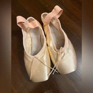 Bloch Signature Rehearsal Pointe Shoes, Size 3.5E Strong